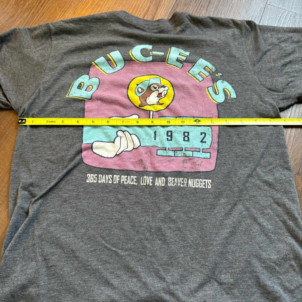 Buc-ees t-shirt Small - Picture 3 of 8
